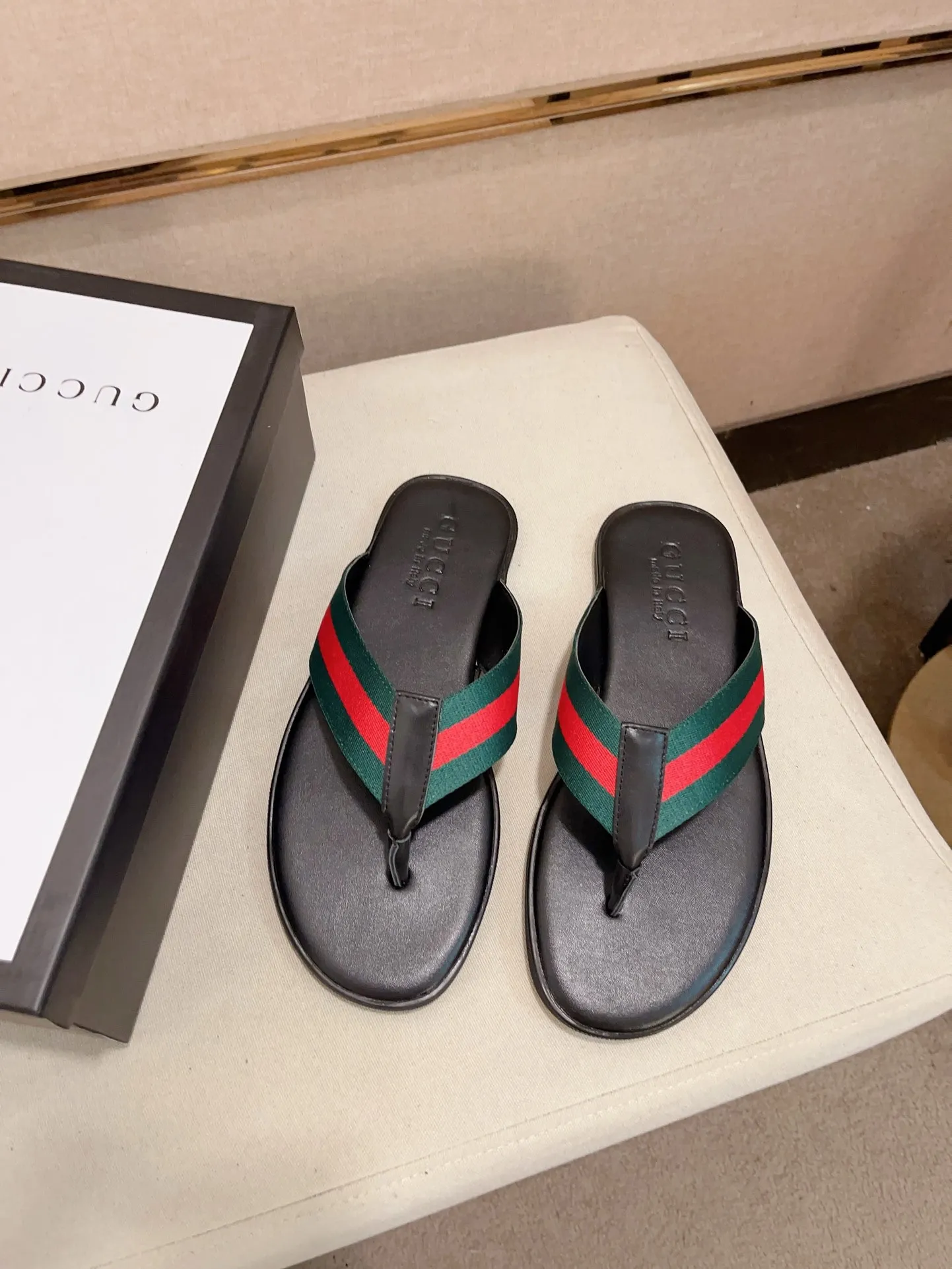 Men's shoes 💰: 240💰 [gucci Gucci slippers] High-end men's shoes brand official website 1:1 latest masterpiece: original mold customization, the fabric is made of imported original materials, upgraded outsole, lighter and non-slip. The market's top quality, simple yet tasteful, a must-have for fashionistas, fashionable at your feet, full of confidence, the same style at the counter 👍The season of summer slippers is here. Code: 38-45